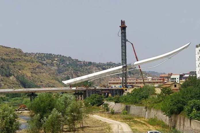 Cosenza, ponte di Calatrava: 20 milioni di euro buttati in un’opera inutile e dannosa