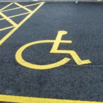 Occupazione parcheggi per disabili, multe poco efficienti: basterebbe il buon senso