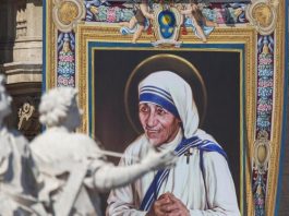 Il libro di Gianluigi Nuzzi: «Madre Teresa aveva un maxi-conto allo Ior»