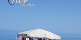 Pizzo, occupano spiaggia per vendere: denunciati