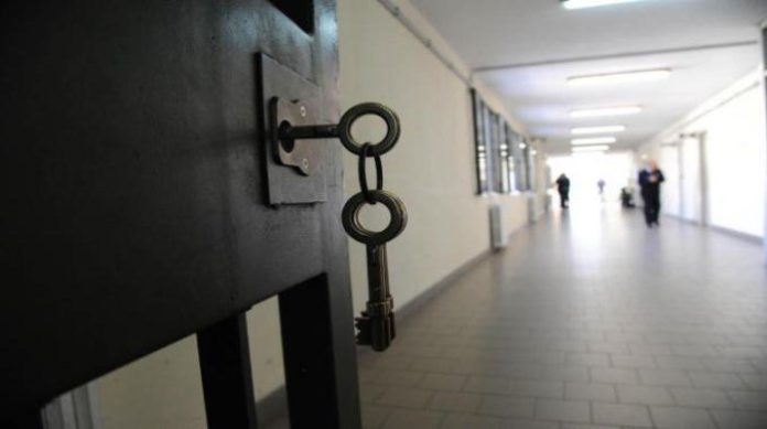 Come muore in cella un detenuto malato: lettere dal carcere di Secondigliano